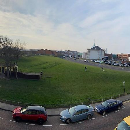 Hightide Seaside Apartment With Beach & Spanish City Views Whitley Bay Eksteriør billede